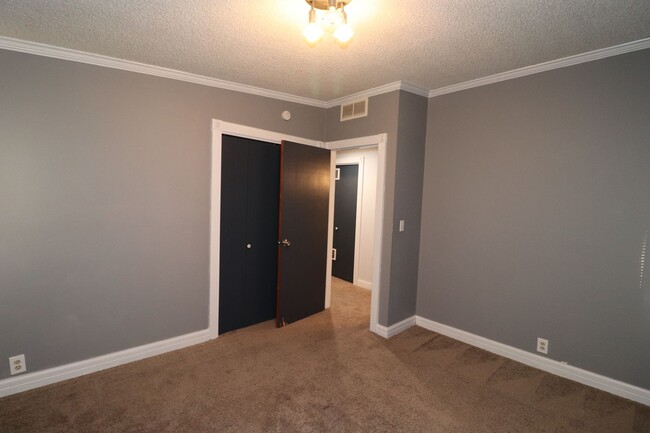 Building Photo - Spacious Duplex for Rent