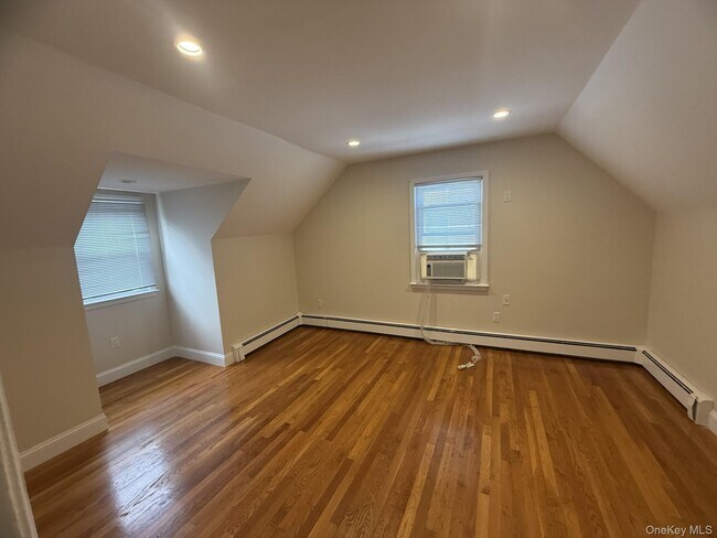 Building Photo - 147 Primrose Dr