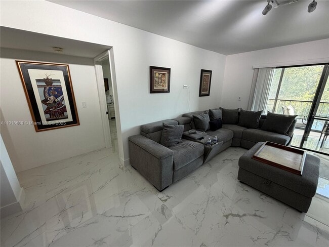 Building Photo - 7290 Kinghurst Dr