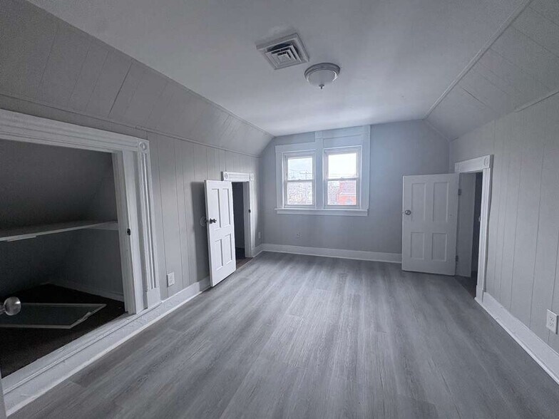 Building Photo - 578 Howard Ave