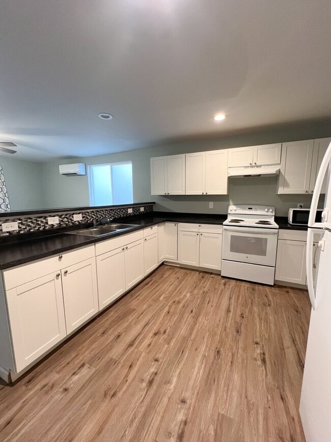 Building Photo - Move-In Special Available! Cozy 3-Bedroom,...
