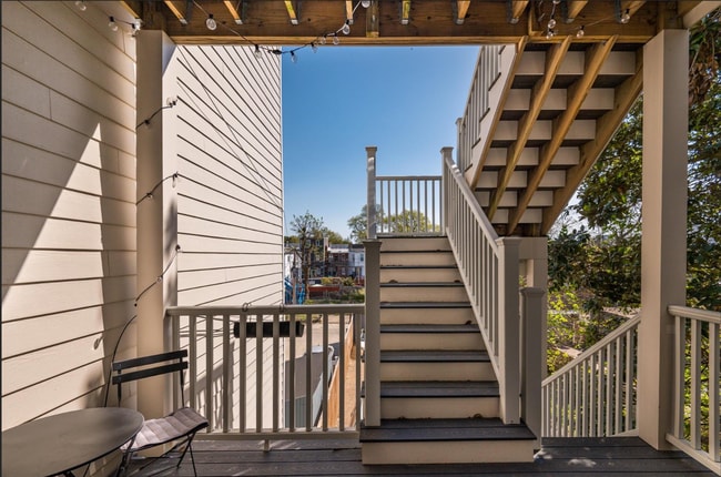 Building Photo - Beautiful 2 bed 2 bath plus den- Parking!!...