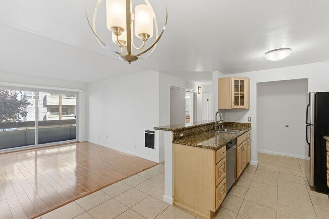 Building Photo - 1 Bed • 1 Bath Apartment with Balcony & Parking – Prime Oakland Location