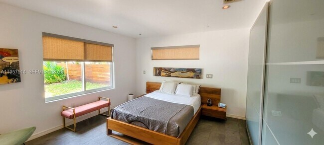 Building Photo - 875 NE 130th St