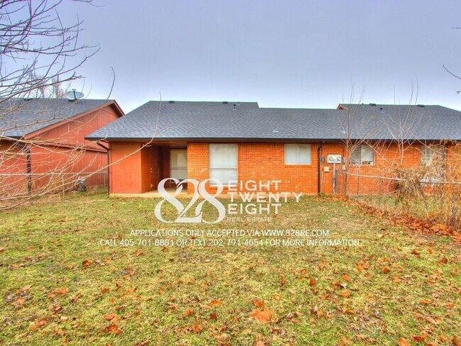 Building Photo - West Norman 2 Bed/1 Bath Duplex WITH Fenced Backyard! AVAILABLE NOW!