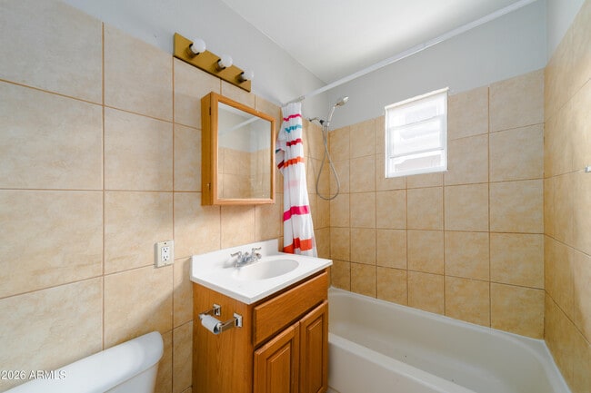 Building Photo - 2416 E Clarendon Ave