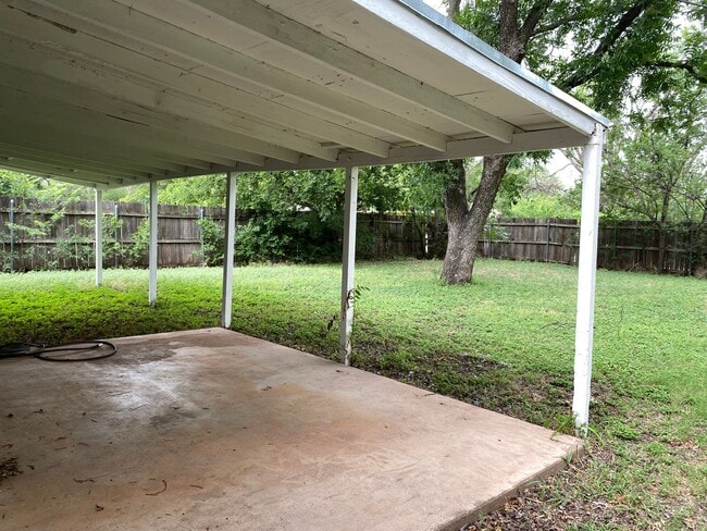 Building Photo - 3 bed, 1 bath, carport