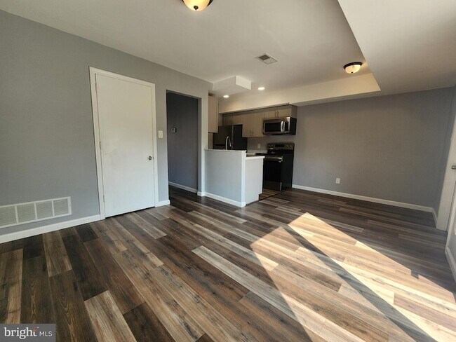 Building Photo - 46 Village Dr