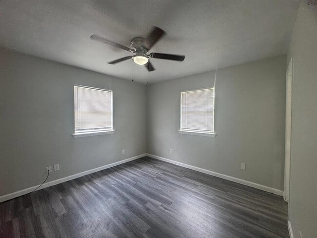 Building Photo - 204 W Garden Dr