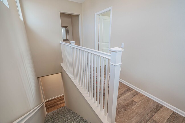 Building Photo - Unique 4-Bedroom, 3-story Live/Work Townhouse in the lushly landscaped Villa Metro Community!