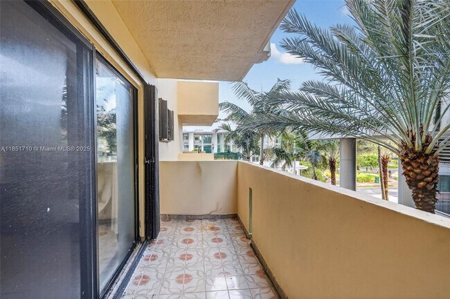 Building Photo - 2924 Collins Ave