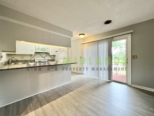 Building Photo - 623 Henderson St