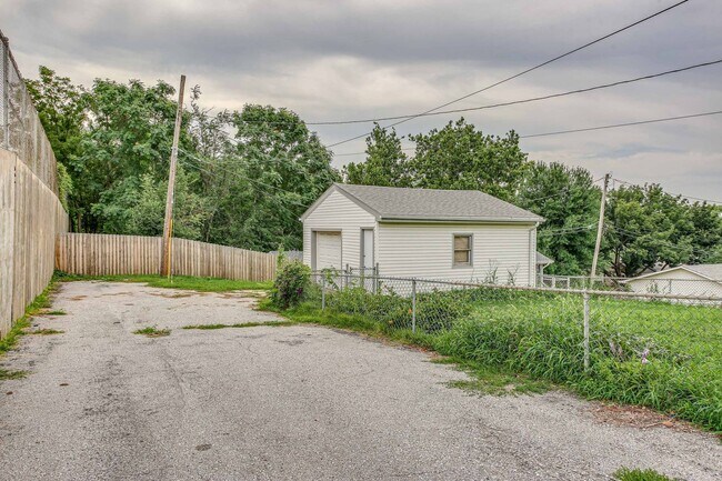 Building Photo - Charming Aksarben Gem