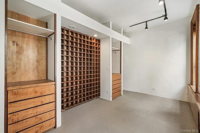Building Photo - 322 E 50th St