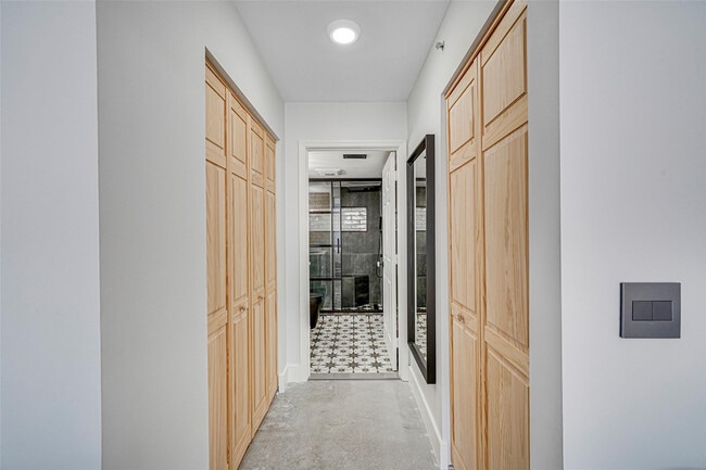 Building Photo - 2021 SE 10th Ave