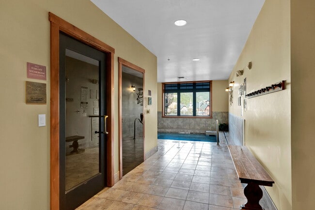 Building Photo - 834 Mc Kinley Ave W