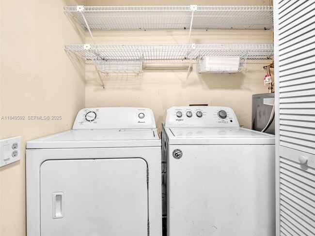 Building Photo - 5611 SW 37th St