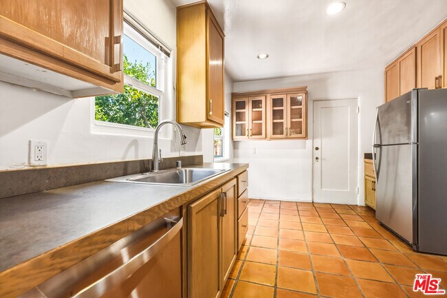 Building Photo - 2613 Cloverfield Blvd