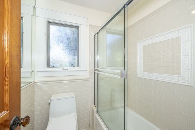Building Photo - Lovingly Maintained 5 Bed, 3.5 Bath Execut...