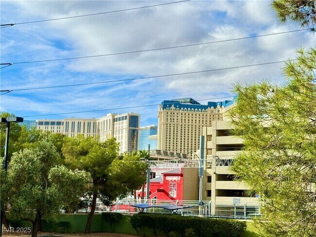 Building Photo - 220 E Flamingo Rd