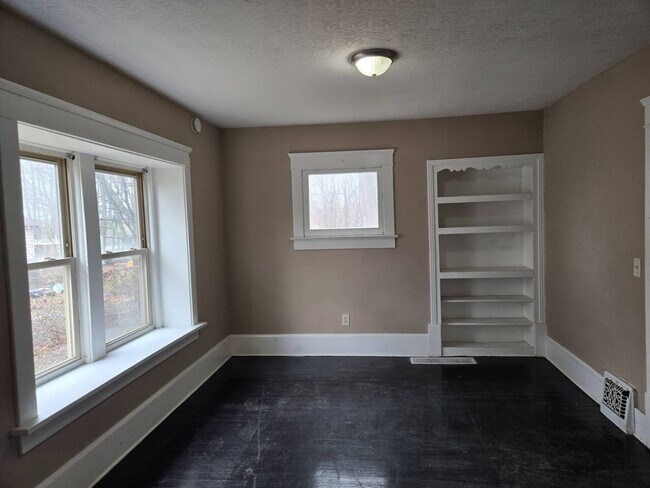 Building Photo - Charming 4-Bedroom Property in Prime Location