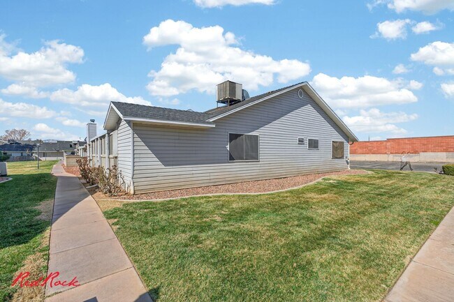 Building Photo - Charming 3 bedroom Townhome Close to Shopping