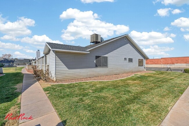 Building Photo - Gorgeous Bedroom Townhome in Prime Location