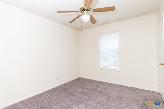 Building Photo - 2014 Cedarhill Dr