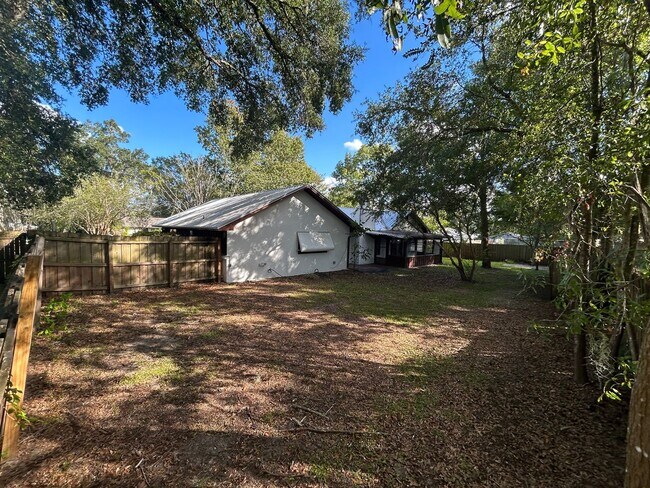 Building Photo - Spacious 3-Bedroom Home with Fenced Yard &...