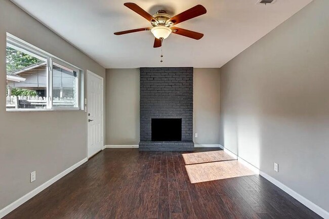 Building Photo - 2607 Parker Ln