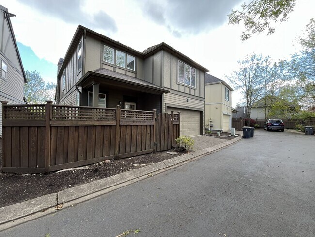 Building Photo - Charming 3 Bedroom Villebois Home with Loft, A/C, Designer Finishes and Community Pool!