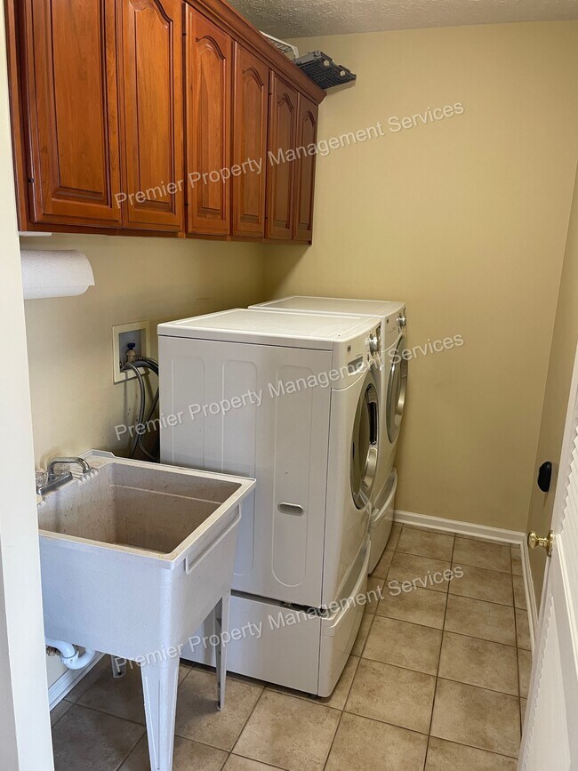 Building Photo - 709 Williamsburg Ct