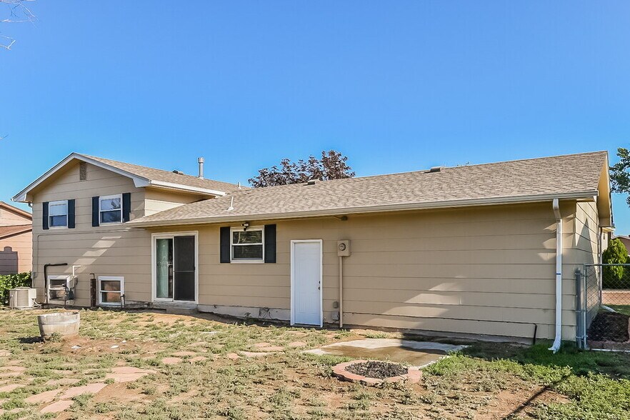 Building Photo - 4945 Manzana Dr