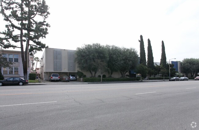 Primary Photo - 5030 Woodman Ave