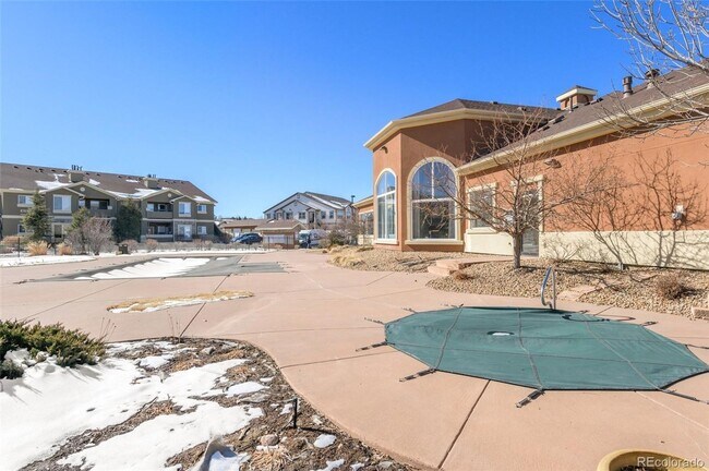 Building Photo - Like new gorgeous ground level Condo with Detached Garage and open floor plan.