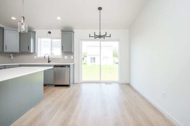 Building Photo - 4 Bed 3 Bath Single Family Home