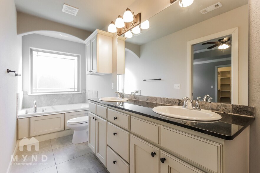 Building Photo - 2303 SW Worthington Ave