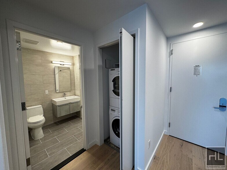 Building Photo - Northern Blvd | Flushing | 1 BR 1 BA, W/D & NO BROKER'S FEES