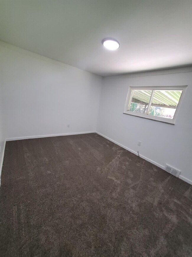 Building Photo - 3 Bedroom, 2 Bathroom Ranch, Updated Throughout, Granite, Stainless, 2 Beautiful Full Baths, Upda...