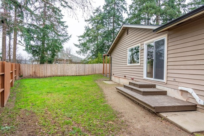 Building Photo - Spacious 3 Bedroom 2 Bath in desirable neighborhood