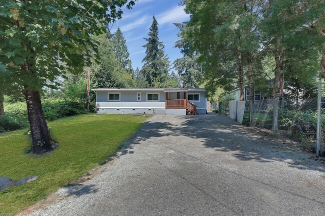 Building Photo - Fabulous 3 bedroom home with outbuilding a...