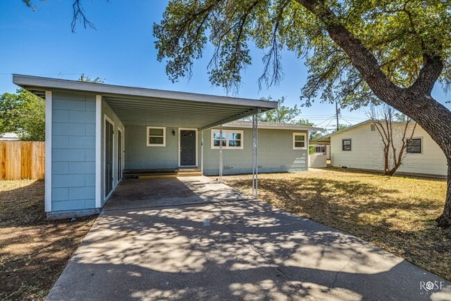Building Photo - NOW AVAILABLE - 3 Bedroom Home in College ...