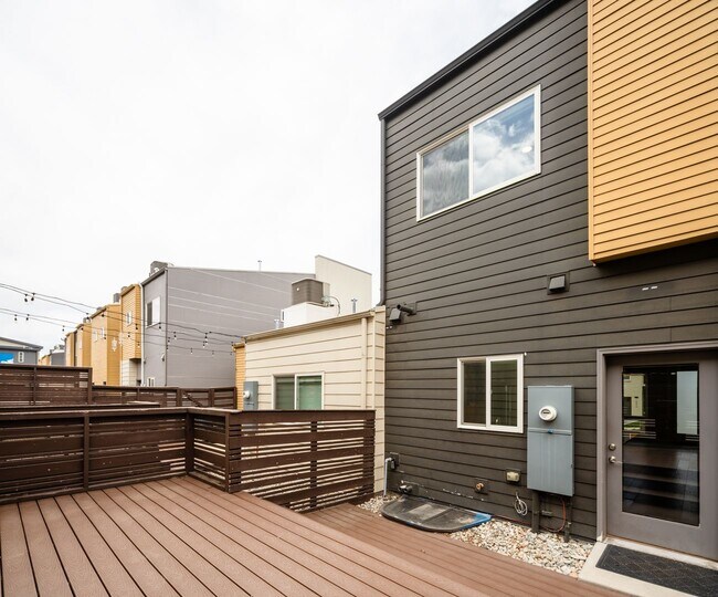 Building Photo - Modern 3 bed / 4 bath, 3 story townhome!