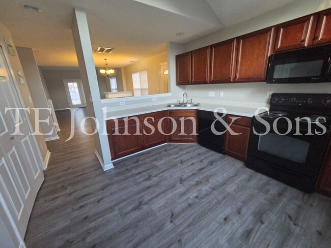 Building Photo - Spacious 3 Bedroom with Main Level Primary Suite