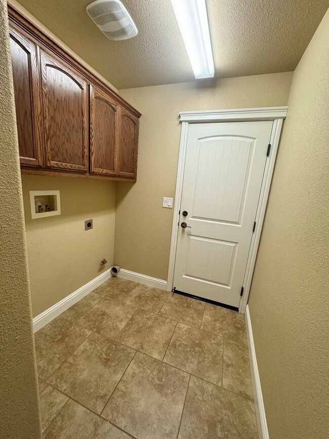 Building Photo - Beautiful Home in Windsor Estates