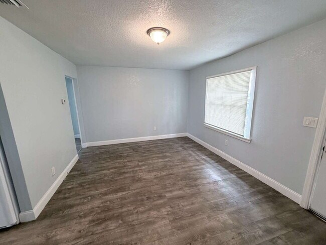 Building Photo - Charming home features 3 spacious bedrooms and 2 updated bathrooms