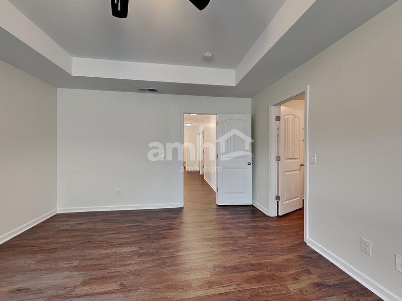 Building Photo - 351 Shady Glen