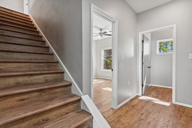 Building Photo - Parkway Townhouses