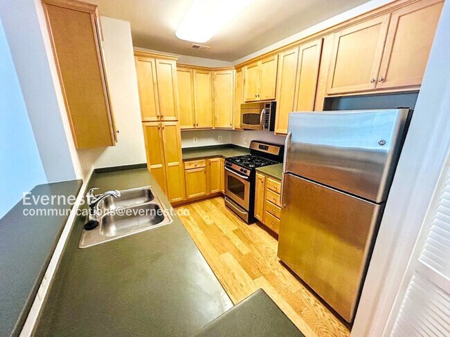 Building Photo - 1-Bed, 1-Bath Modern Condo with Balcony and Off-Street Parking