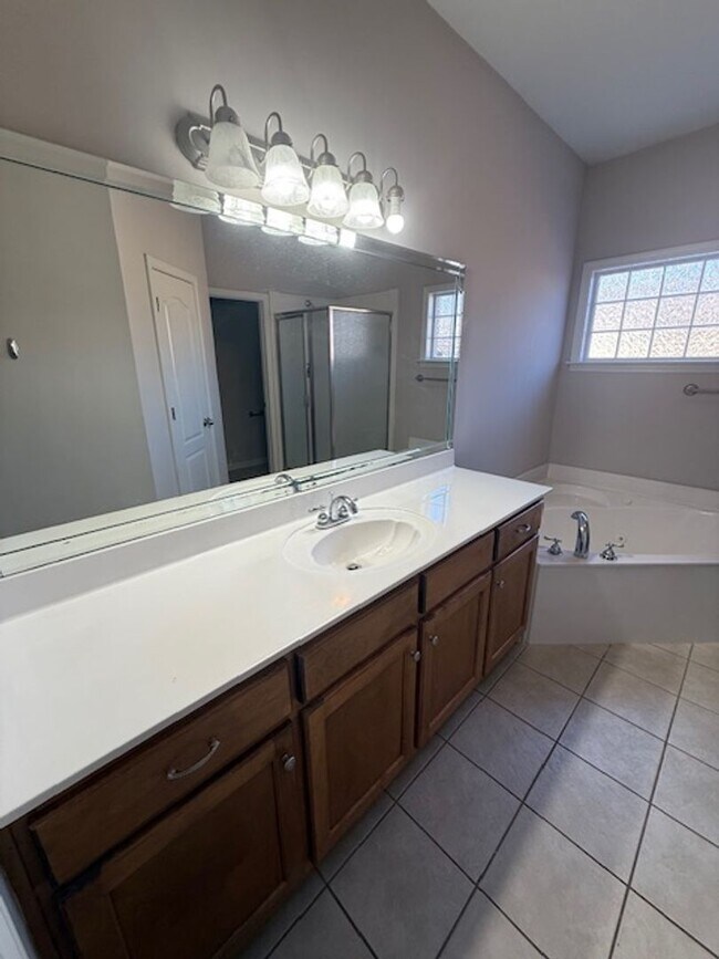 Building Photo - 3 bed 2 bath home with a large bonus room and an additional room that would be perfect for an off...